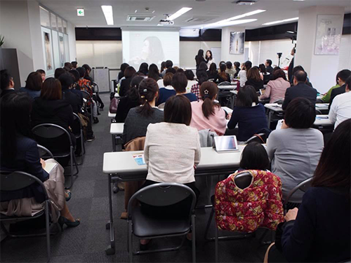 会員ら約１００人が集まったメークショーも開催